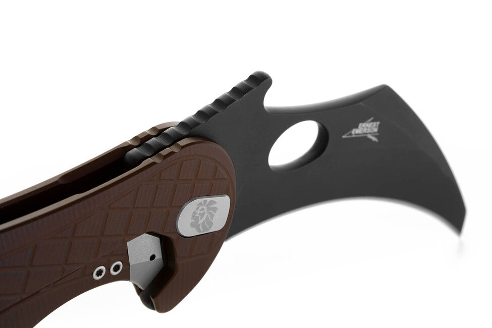 Lionsteel L.E. ONE 1 A EB Μαχαίρι Τύπου KARAMBIT Emerson Design Αποτέλεσμα Συνεργασίας, Earth Brown/Chemical Black