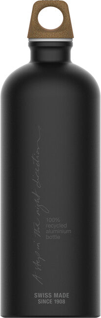 SIGG Traveller MyPlanet aluminijasta steklenica za pitje 1 L, Smer Plain