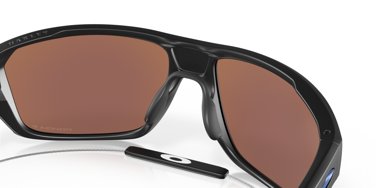 Oakley SPLIT SHOT sončna očala s okvirjem Matte Black in stekli Prizm Deep Water Polar 64