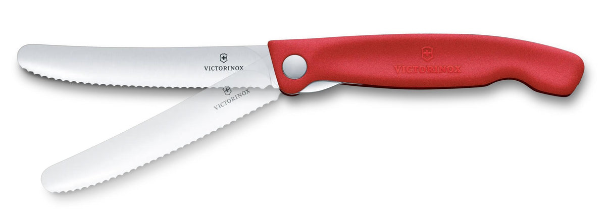 Victorinox Swiss Classic skladací nôž na ovocie a zeleninu so zúbkovaným ostrím, červený