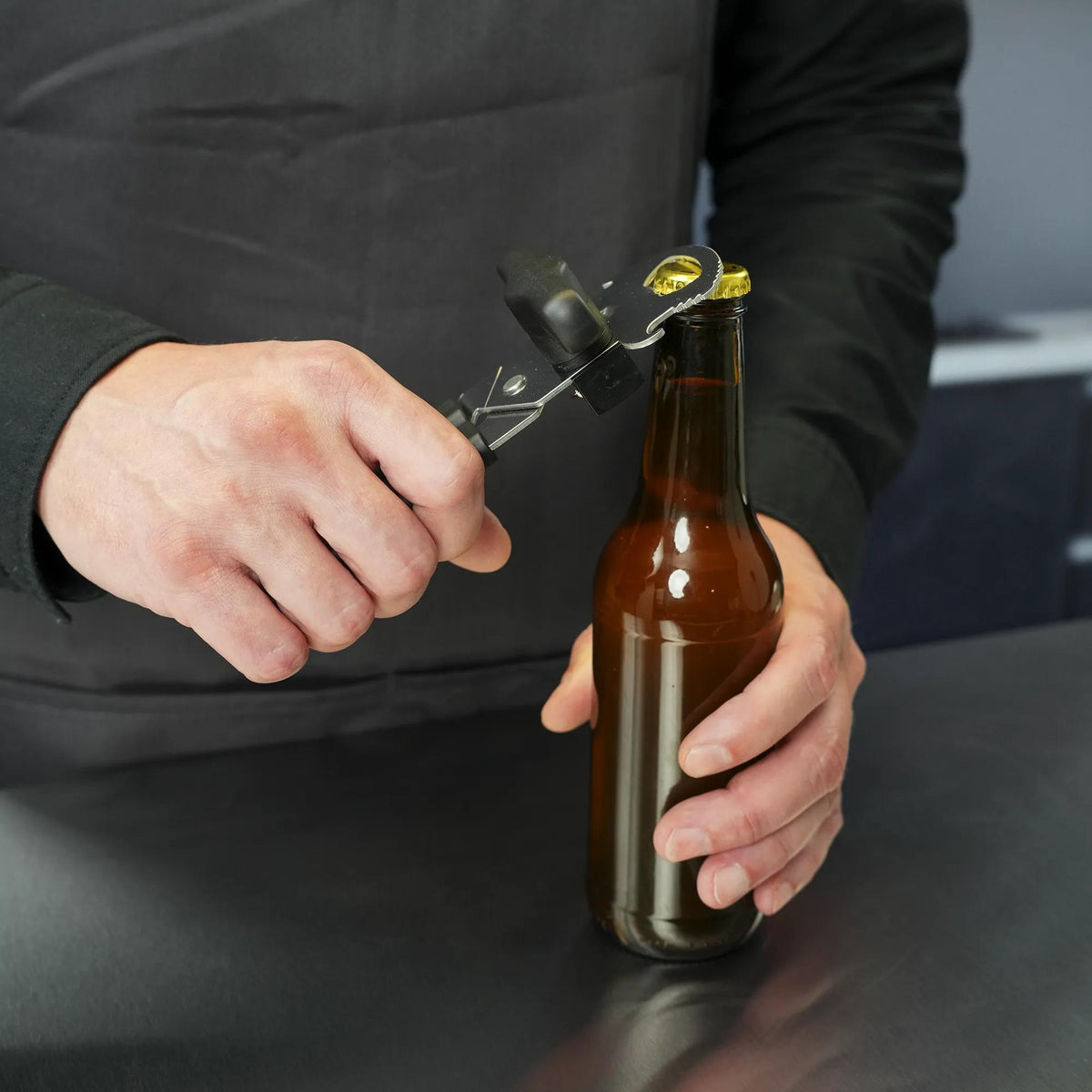 Victorinox viacúčelový kuchynský otvárač, čierny