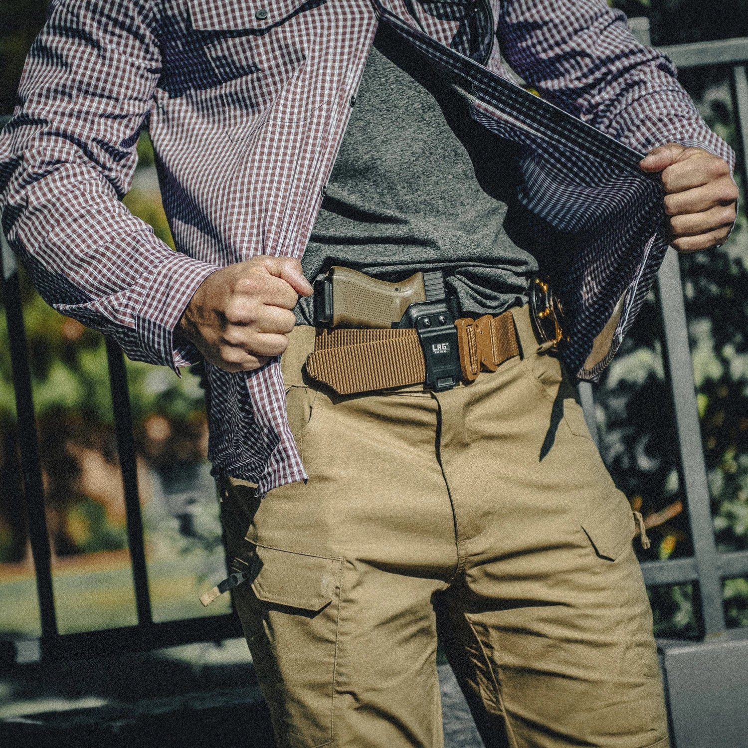 Helikon-Tex košeľa taktická na skryté nosenie, Phantom Grey Checkered – v použití 3