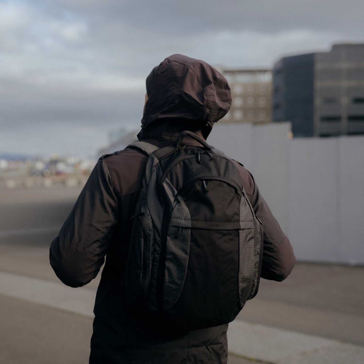 Helikon-Tex COVERT M-65 bunda JACKET, čierna – v použití 3