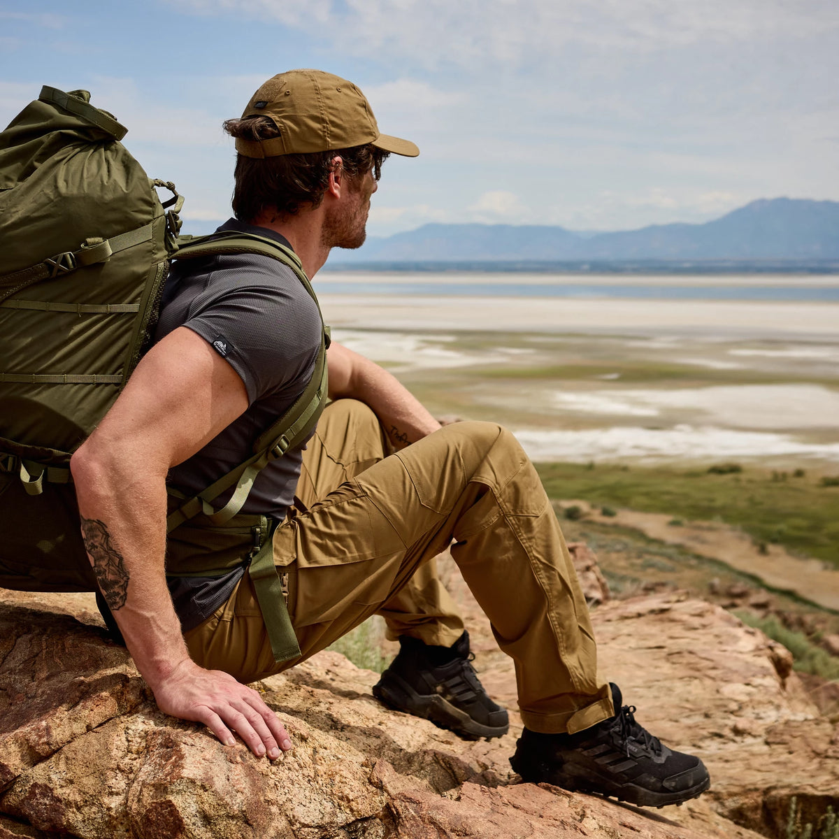 Helikon-Tex HYBRID OUTBACK nohavice Dura Canvas DuraCanvas, Coyote / Taiga Green – v použití 2