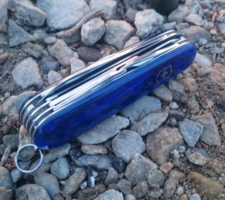 Victorinox Huntsman žepni nož 91mm, prosojno moder