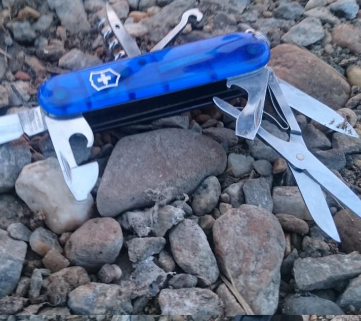 Victorinox Huntsman žepni nož 91mm, prosojno moder
