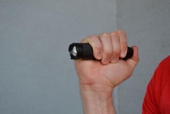 Vojaška svetilka LED z akumulatorsko baterijo in zoomom, 13 cm